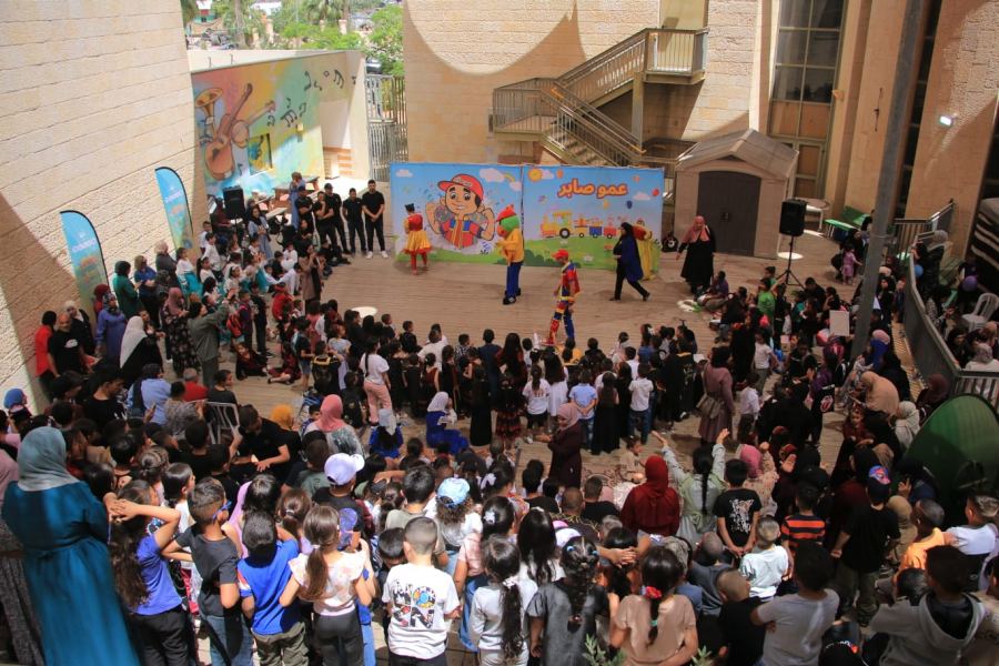 المئات في مهرجان 